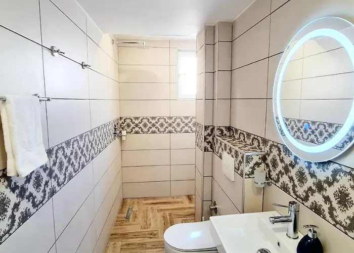 2v1 - 21 Dhjetori * Tirana